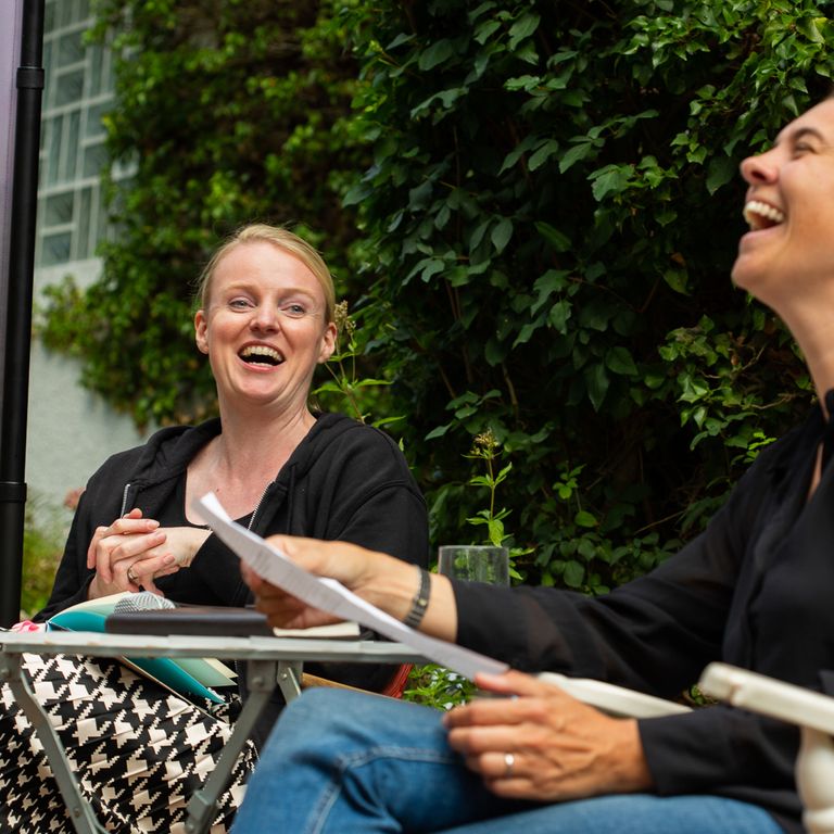 Die Autorinnen Cornelia Achenbach und Sarah Raich im Gespräch. Foto Tanita Teichfischer